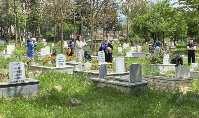 Bolu'da vatandaşlar arefe günü kabir başında dua etti