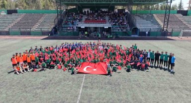 Çayırova'da 19 Mayıs coşkusu yeşil sahaya taşındı