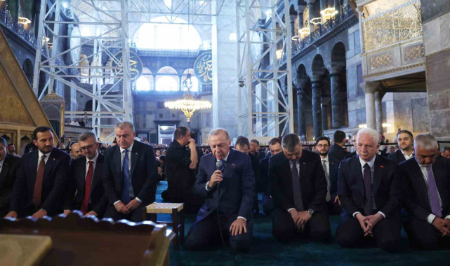 Cumhurbaşkanı Erdoğan, cuma namazını Ayasofya Camii'nde kıldı, Kur'an-ı Kerim okudu