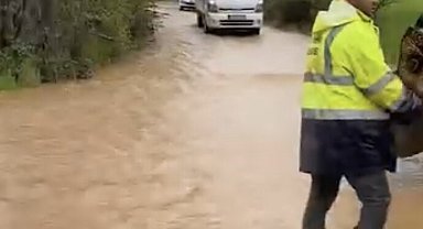 Dere taşkını yolu esir aldı, araçlar kontak kapattı