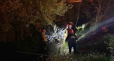 Dereye uçan otomobilde sıkışan sürücüyü itfaiye ekipleri kurtardı