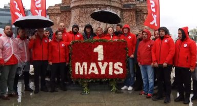 DİSK Taksim Anıtı'na çelenk bıraktı