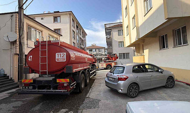 Düzce'de 3 katlı binada yangın paniği