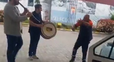 Düzce'de akaryakıt istasyonunda renkli görüntüler: Klarnetçi ve davulcu çaldı, pompacı oynadı