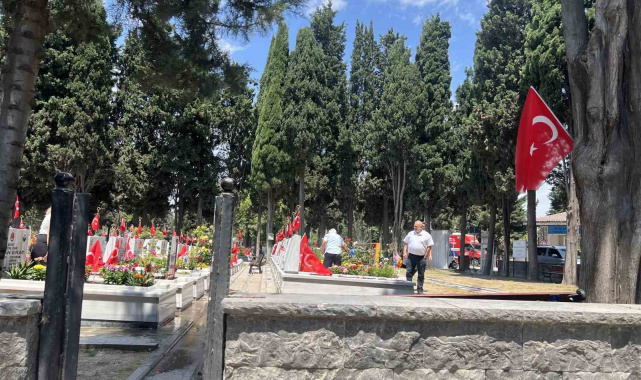 Edirnekapı Şehitliği'nde hüzünlü bayram: Şehit aileleri yakınlarını ziyaret etti