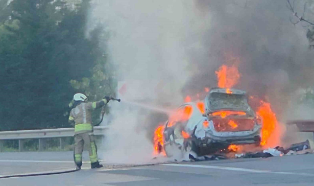 Esenyurt'ta seyir halindeki otomobil alev alev yandı