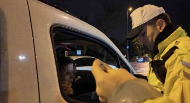 Eşinin sürüşünü beğenmeyip direksiyona geçti, ehliyetinden oldu