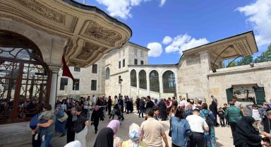 Fâtih Sultan Mehmed Han Türbesi'nde yoğunluk oluştu