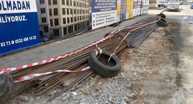 Fatih'te İETT otobüsünün altından giren inşaat demiri, yolcuyu yaraladı