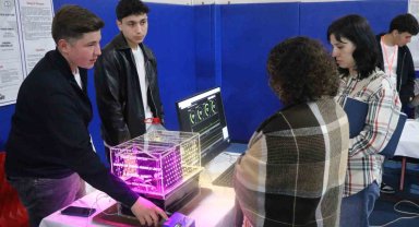 Geleceğin bilim insanları projelerini kendi okulunda sergiledi