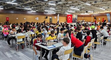 Gölcük'te 235 öğrencinin katıldığı satranç turnuvası başladı