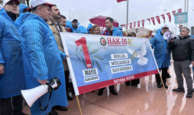HAK-İŞ üyeleri Kazancı Yokuşu'na karanfil ve Taksim'e çelenk bıraktı