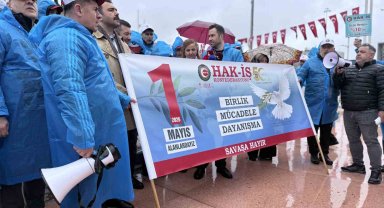 HAK-İŞ üyeleri Kazancı Yokuşu'na karanfil ve Taksim'e çelenk bıraktı