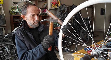 İlkokul çağındayken çırak olarak başladı, yarım asrı aşkın süredir bisiklet tamir ediyor