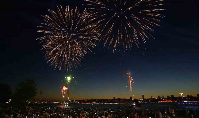 İstanbul'da fetih coşkusu: Boğaz'da havai fişek gösterisi