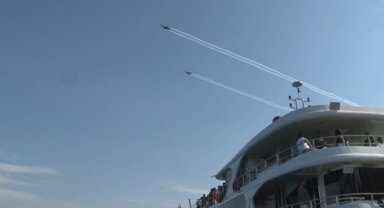 İstanbul'un fethi etkinliklerinde SOLOTÜRK İstanbul Boğazı'nda selamlama uçuşu yaptı