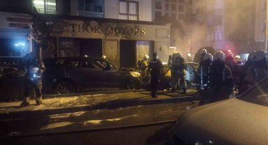 Kadıköy'de galeri önündeki park halindeki araçlar alev alev yandı