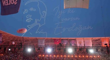 Kocaeli semalarında dronlarla "AK Parti" ve "Cumhurbaşkanı Erdoğan" koreografisi
