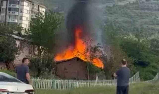 Kocaeli'de tek katlı ev alevlere teslim oldu