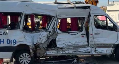 Kocaeli'de tır ile çarpışan servis aracındaki 8 yaralıdan 1'i hayatını kaybetti