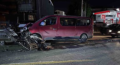 Kontrolden çıkan minibüs refüjdeki demirlere çarptı