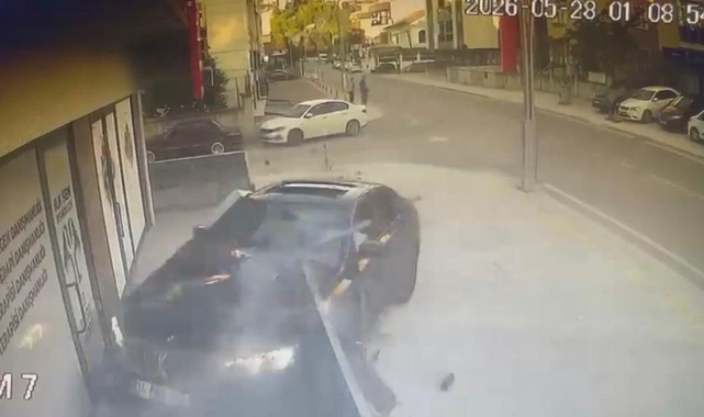 Kontrolden çıkan otomobil, danışmanlık merkezine daldı: O anlar kamerada
