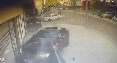 Kontrolden çıkan otomobil, danışmanlık merkezine daldı: O anlar kamerada