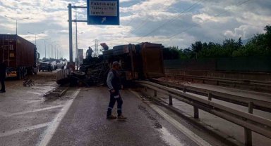 Köpeğe çarpmamak için manevra yapan kamyon bariyere çarpıp yan yattı