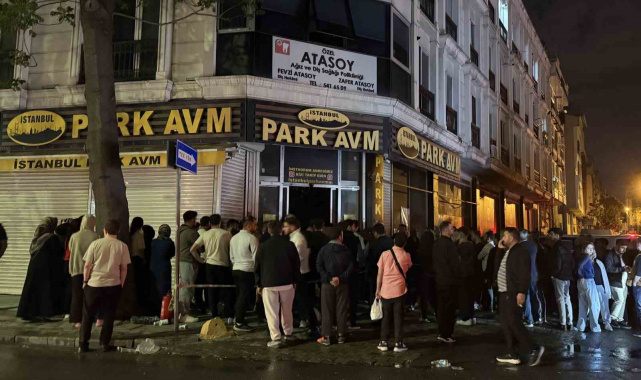 Küçükçekmece'de iş yerinde yangın paniği: 3 kişi dumandan etkilendi