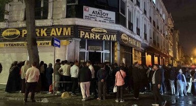Küçükçekmece'de iş yerinde yangın paniği: 3 kişi dumandan etkilendi