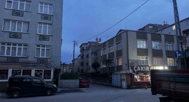 Küçükçekmece'de kahve önünde silahlı saldırı: 3 yaralı