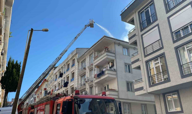 Küçükçekmece'de korkutan çatı yangını