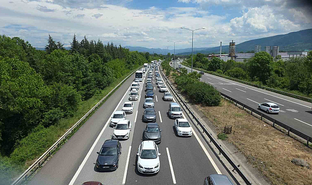 Kurban Bayramı tatilinin son gününde Düzce'de trafik durma noktasına geldi