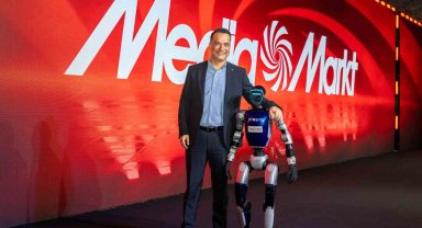 'MediaMarkt Türkiye İş Ortakları Buluşması'na dans eden insansı robot ilgi odağı oldu