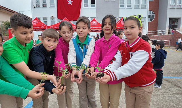 Minik elleriyle fideleri toprakla buluşturdular