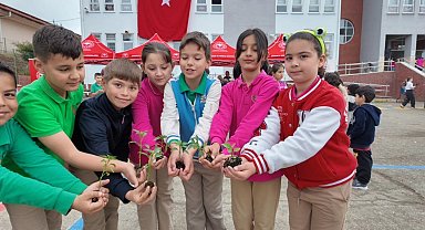 Minik elleriyle fideleri toprakla buluşturdular
