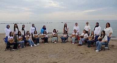 Minikler anneler için hem çaldı hem söyledi