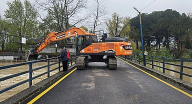 Nehrin taşıdığı ağaç parçaları, köprüyü yıkılma tehlikesiyle karşı karşıya bıraktı
