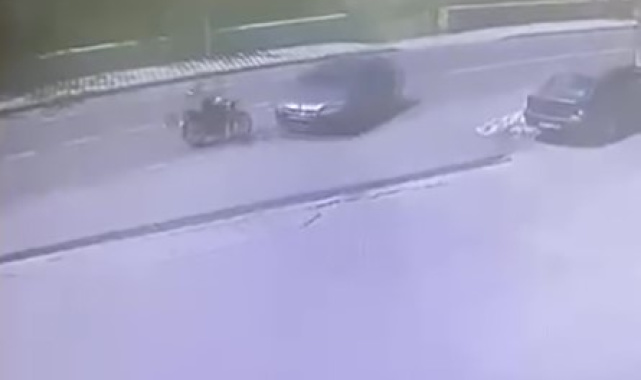 Otomobille çarpışan motosikletlinin kaza anı kameraya yansıdı