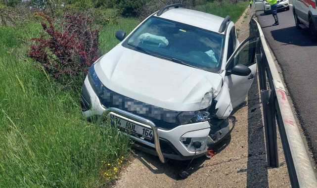 Otoyol'da direksiyon başında uyuduğu iddia edilen sürücü bariyerlere çarptı: 1 yaralı