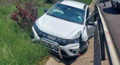 Otoyol'da direksiyon başında uyuduğu iddia edilen sürücü bariyerlere çarptı: 1 yaralı