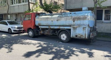 Park halindeki su tankerine çarpan scooter sürücüsü yaralandı