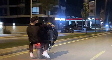 Plaka yok, kask yok: 3 kişi tek motosiklete bindi ön kaldırıp şov yaptı