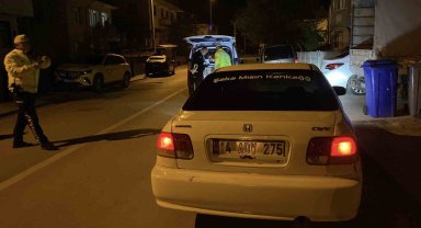 Polisi görünce aracını çalışır vaziyette bırakıp kaçtı