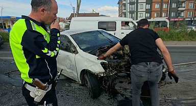 Refüje ve ağaçlara çarpan otomobilin motoru koptu