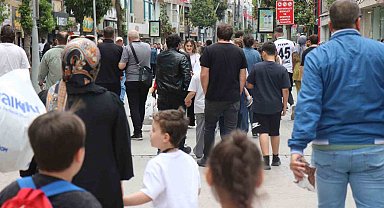 Sakarya'da bayram alışverişi telaşı: "Kedi yavrusu gibi sağa sola dağıldık"