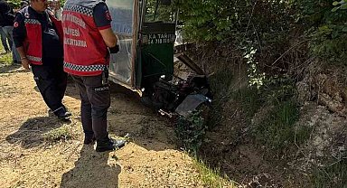 Sakarya'da tarım aracı su kanalına savruldu: 2 yaralı
