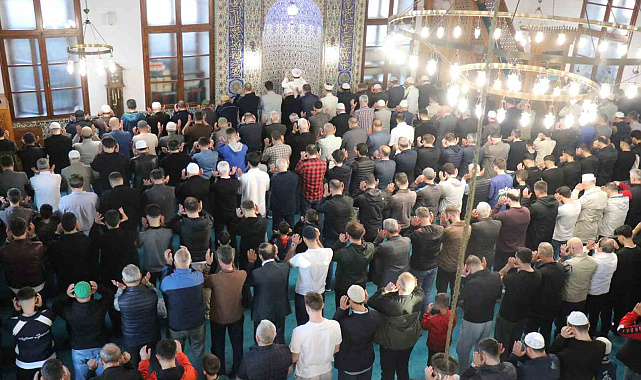 Sakarya'da vatandaşlar bayram namazı için camileri doldurdu