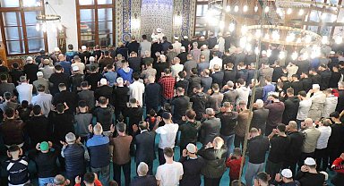 Sakarya'da vatandaşlar bayram namazı için camileri doldurdu