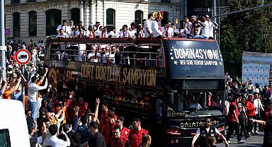 Şampiyon Galatasaray üstü açık otobüsle şehir turu attı